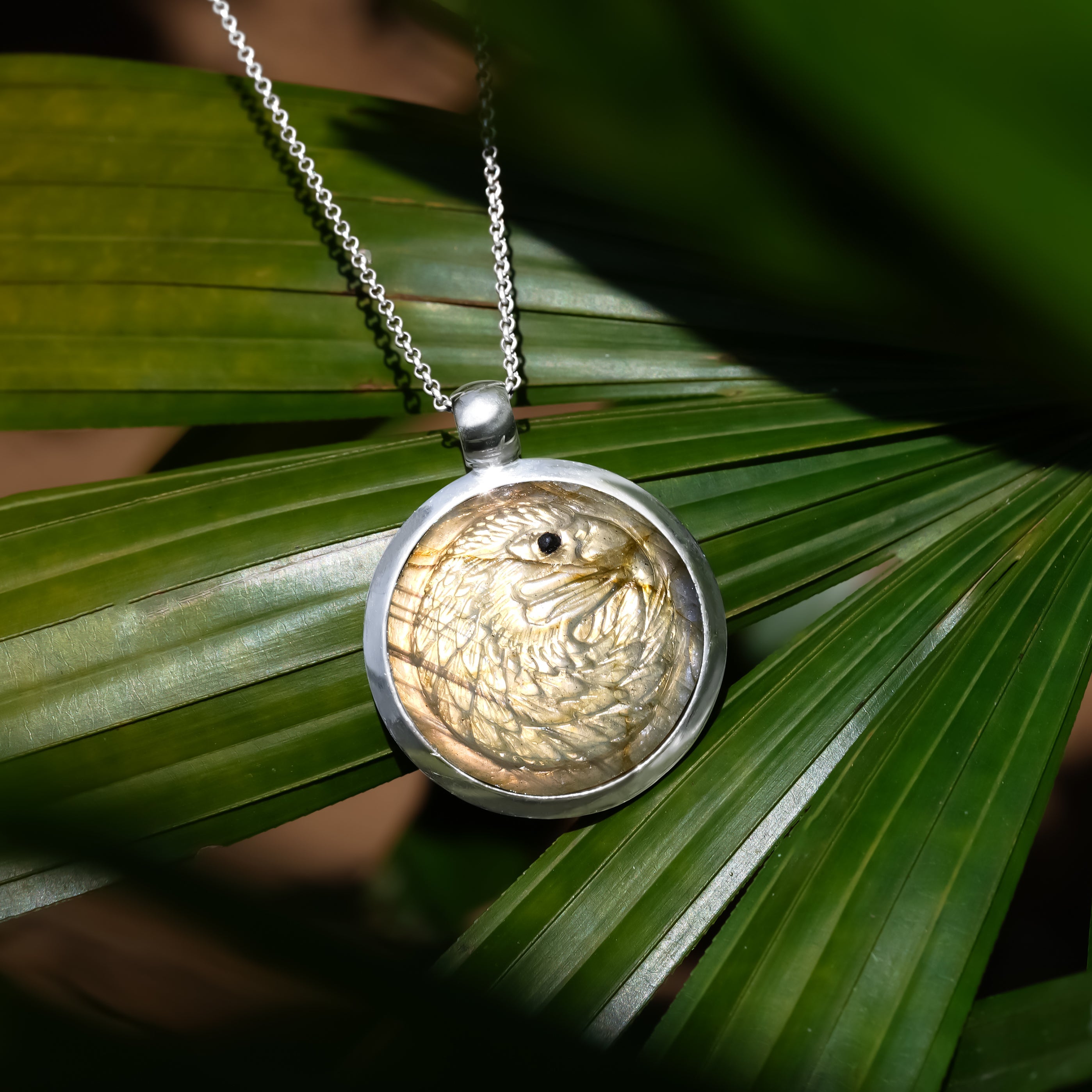 Pendentif médaillon en argent sterling avec tête d'aigle sculptée en pierres précieuses Starborn