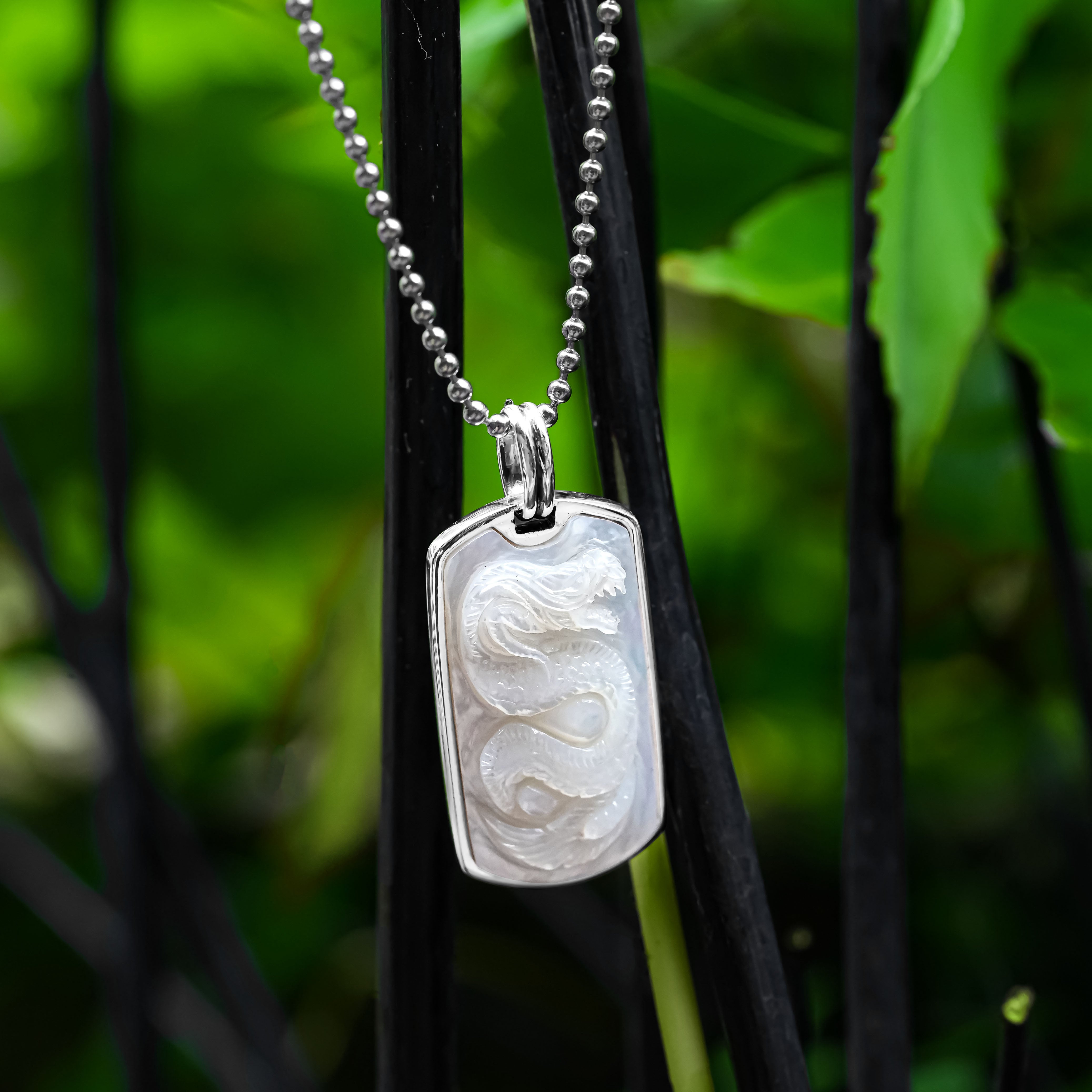 Pendentif Starborn en nacre sculptée style plaque d'identité en argent sterling