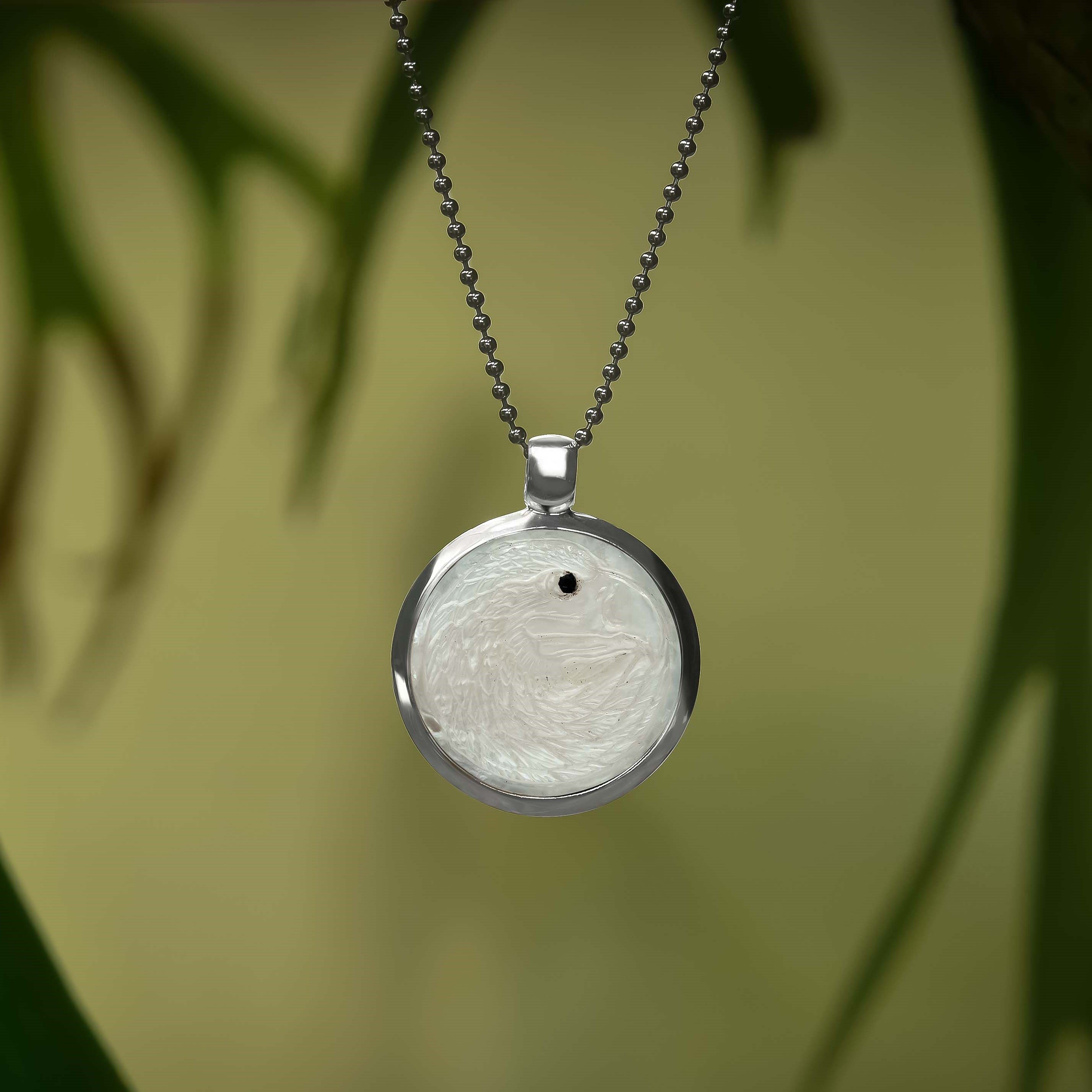 Pendentif médaillon en argent sterling avec tête d'aigle sculptée en pierres précieuses Starborn