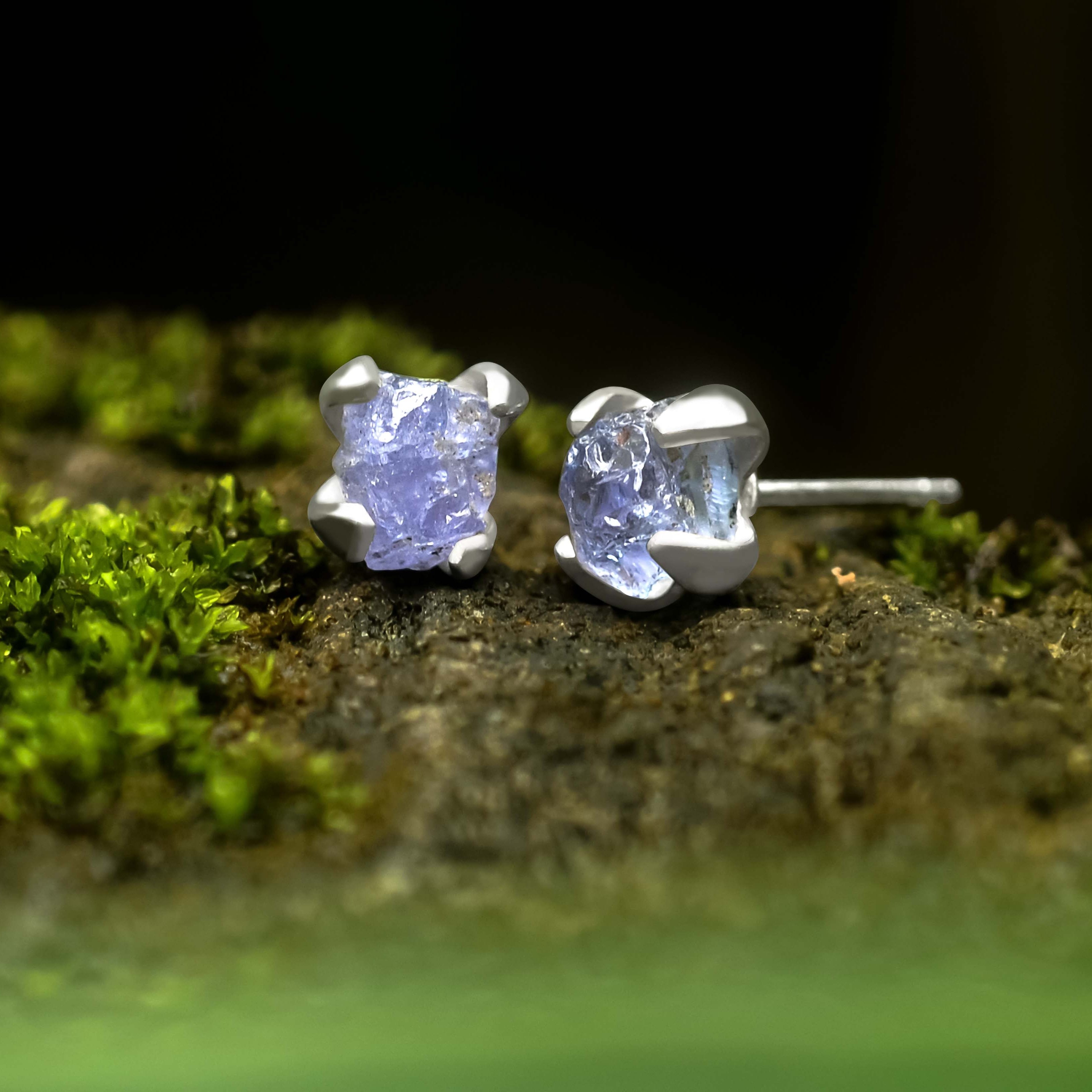 Starborn Ohrstecker mit rauem Tansanit-Kristall in Sterlingsilber