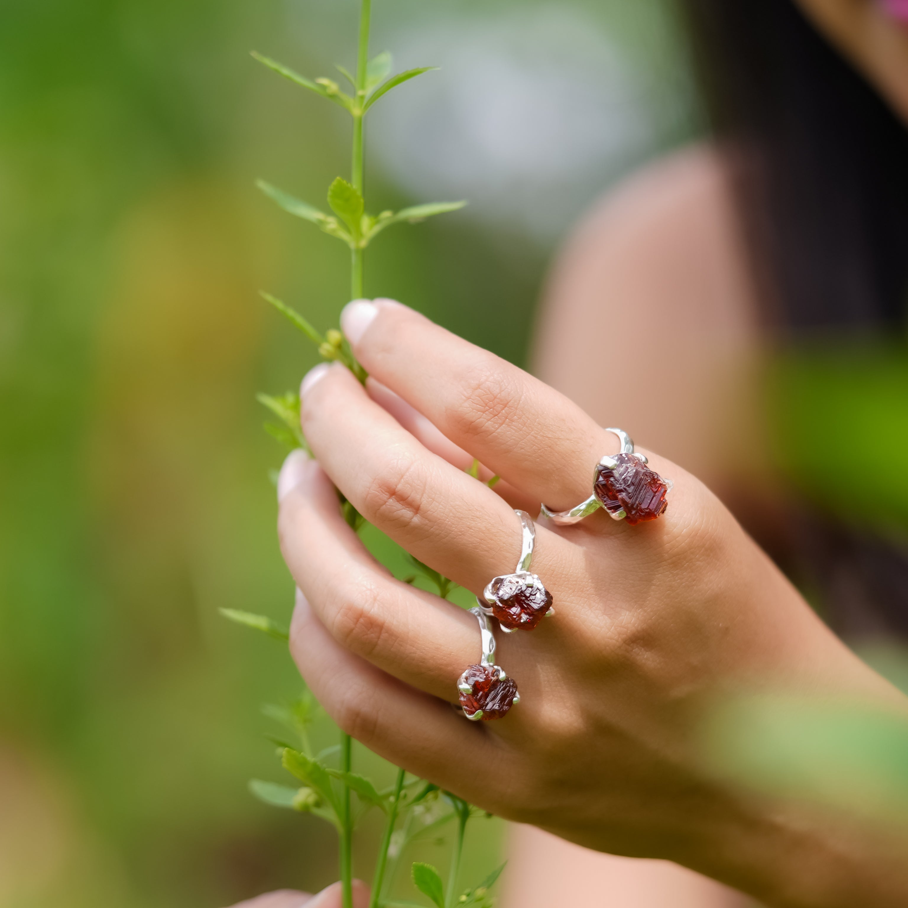 Bague en cristal de grenat spessartite gravé Starborn